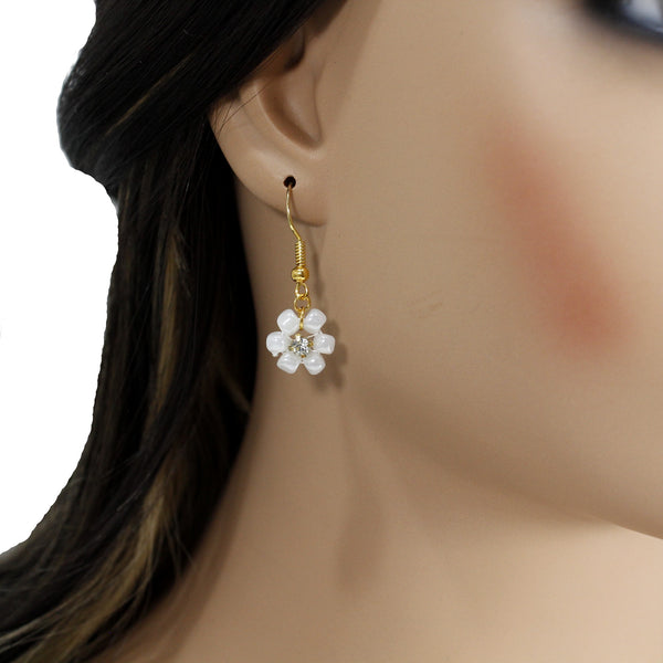 Gold-plated dangle earrings with white daisy flower