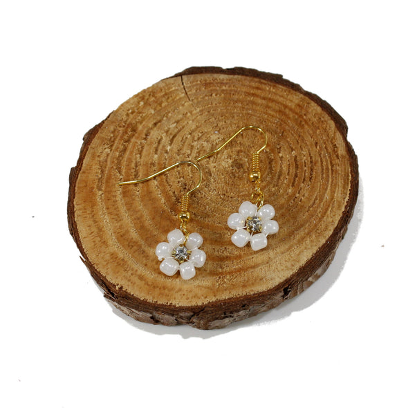 Gold-plated dangle earrings with white daisy flower