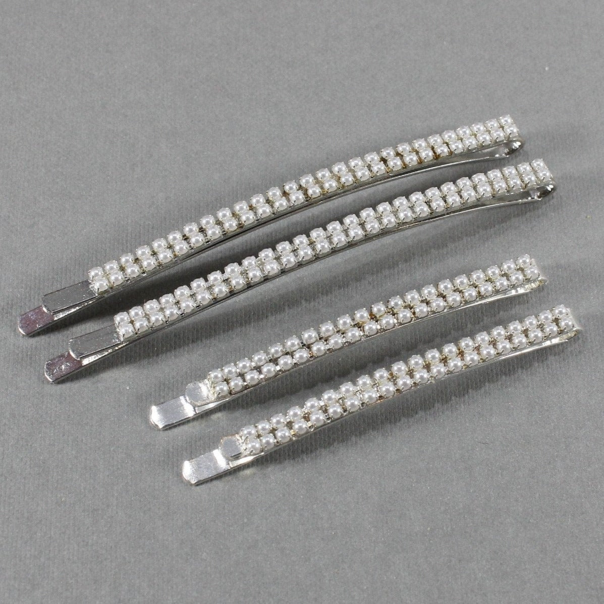 Set of 2 white pearls bobby pins